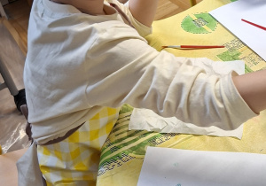 chłopiec ozdabia witrażyk