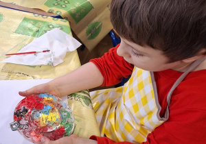 chłopiec ozdabia witrażyk