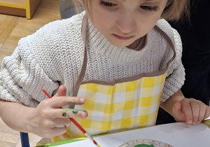 dziewczynka ozdabia witrażyk