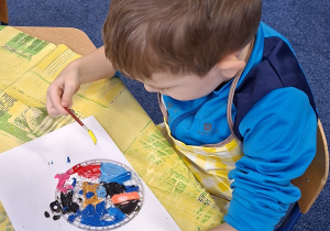 chłopiec ozdabia witrażyk