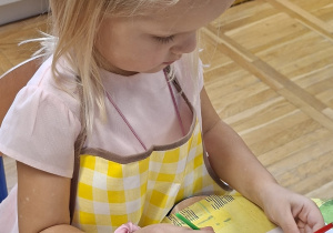 dziewczynka ozdabia witrażyk