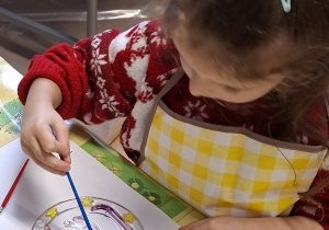 dziewczynka ozdabia witrażyk