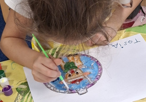 dziewczynka ozdabia witrażyk