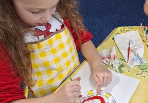 dziewczynka ozdabia witrażyk