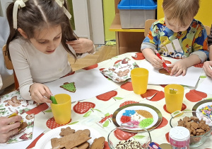 dzieci zdobią pierniczki