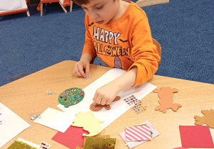 chłopiec klei ozdoby