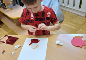 chłopiec klei ozdoby