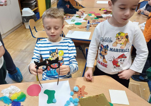 chłopiec klei ozdoby