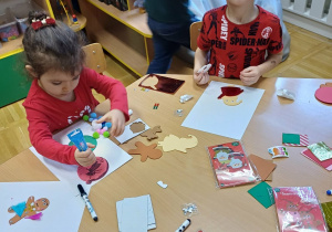 chłopcy robią pracę