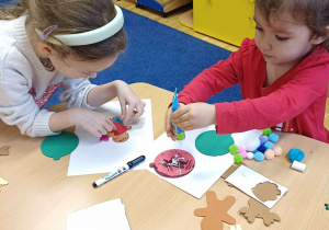 dziewczynki ozdabiają pracę