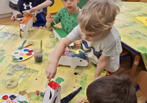 chłopiec maluje farbami