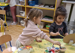 dziewczynki malują farbami