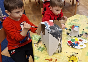 chłopcy malują farbami