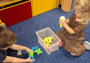 dzieci bawią się gniotkami