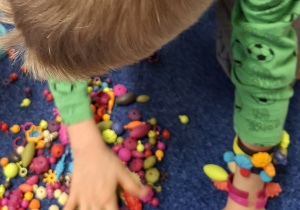 chłopiec robi branzoletki