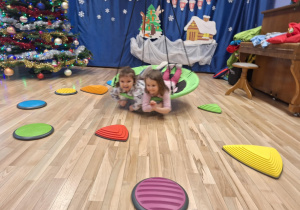 dziewczynki bujają się w gnieździe bocianim