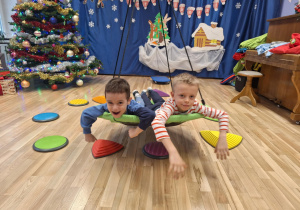 chłopcy bujają się w gnieździe bocianim