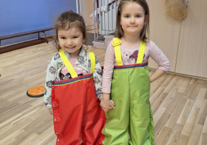 dziewczynki w podwójnych spodniach