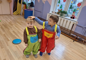 chłopcy w podwójnych spodniach