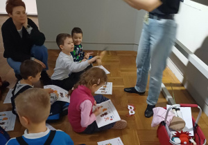 dzieci projektują swoje maski