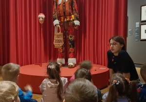 dzieci oglądają obrazy