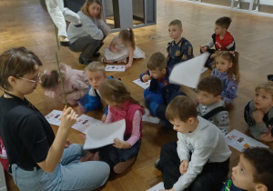 dzieci projektują swoje maski