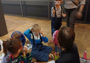 dzieci projektują swoje maski