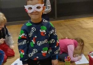 dzieci projektują swoje maski