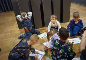 dzieci projektują swoje maski