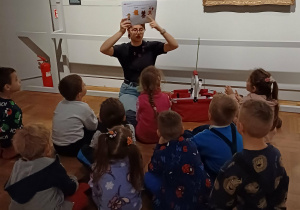 dzieci oglądają obrazy