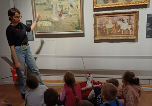 dzieci oglądają obrazy