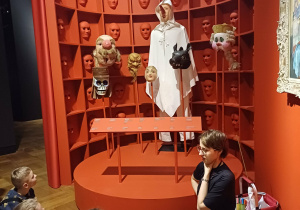 dzieci oglądają obrazy