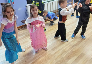 dzieci tańczą