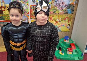 dzieci w strojach balowych