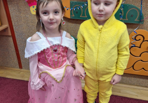 dzieci w strojach balowych