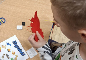 chłopiec szyje zabawkę