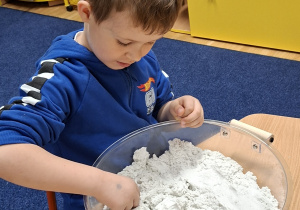 wyszukiwanie kryształów w piasku kinetycznym