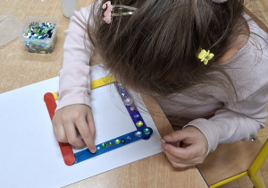 dziewczynka robi ozdobną ramkę