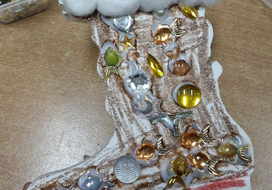 praca plastyczna - but mikołaja