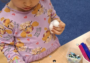 dziewczynka maluje choinkę