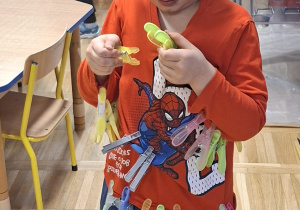 zabawa klamerkami od bielizny