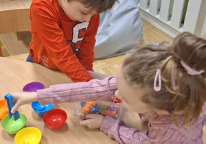 segregowanie drobnych elementów przy pomocy pęsety