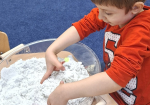 wyszukiwanie kryształów w piasku kinetycznym